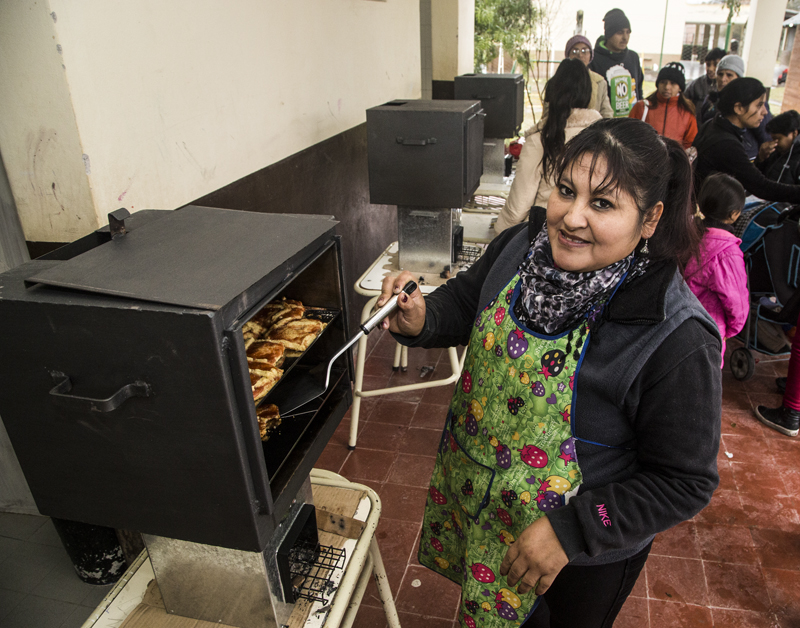 Andres Mansilla / 25 de junio de 2016 / Solar Inti y el colegio secundario 5164 organizaron una jornada con 16 familias para enseñar a cocinar con un artefacto a leña muy economico, avenida Solis Pizarro, Atocha 2